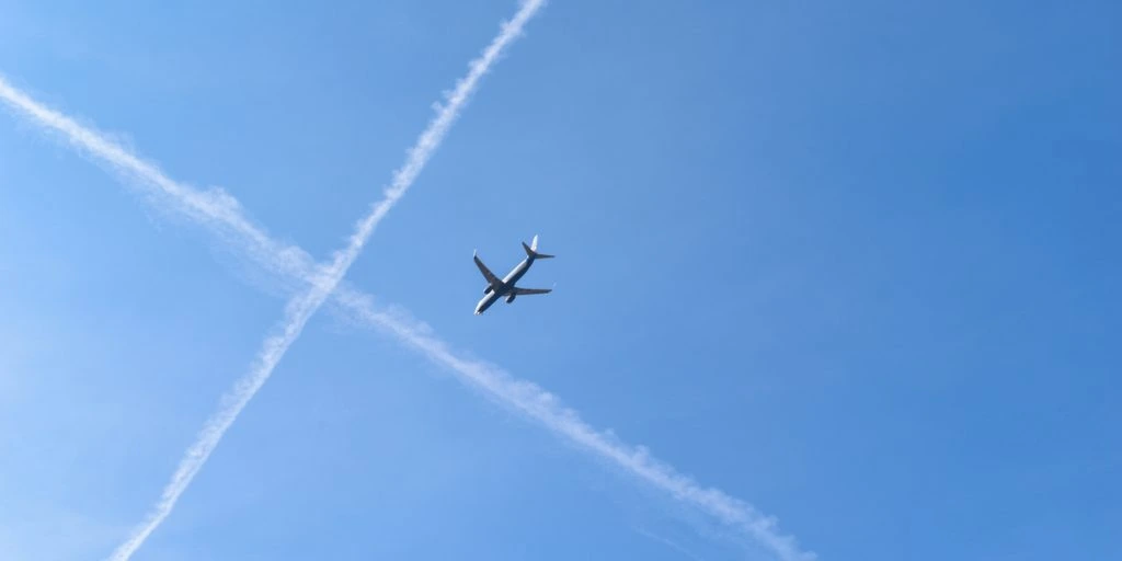 Forskere kæmper for nedbringelse af CO2: Flyver selv jorden rundt på skatteydernes regning