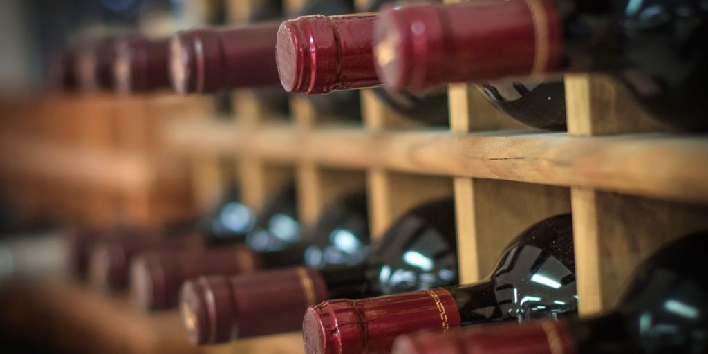 Vinekspert advarer: Her bør du aldrig opbevare din vin
