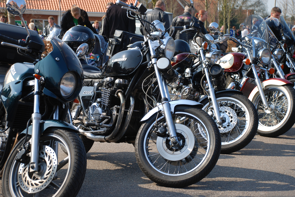 Politi med råd til både bilister og motorcyklister: Sådan passer i på jer selv og hinanden