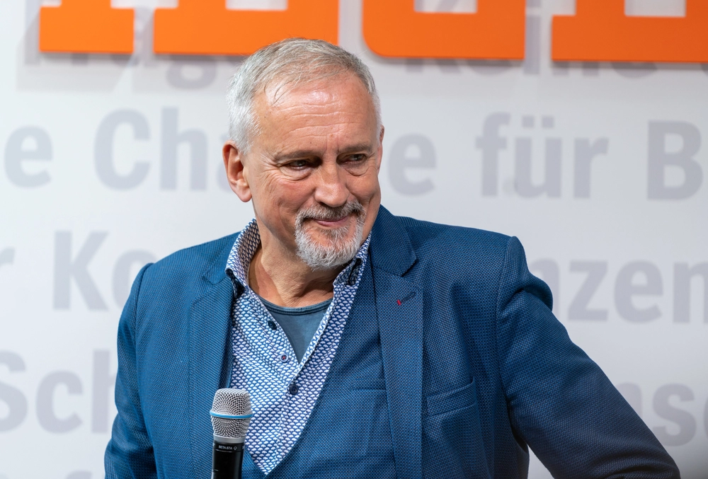 Jussi Adler-Olsen åbner op om sygdom: “Jeg har en elsket hustru, der sørger godt for mig”