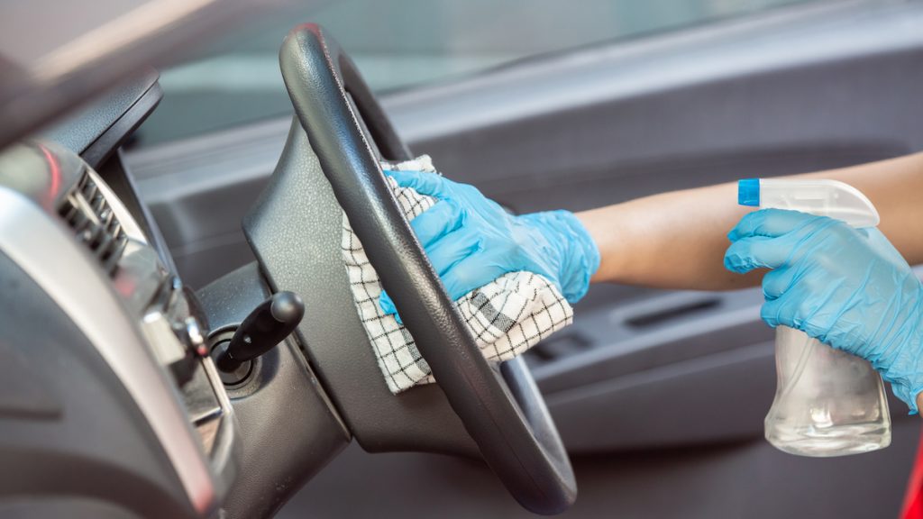 Har du spildt sovs i bilen? Så let slipper du af med fedtet