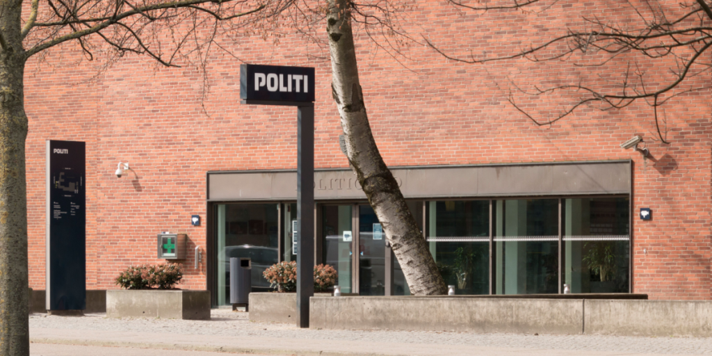 Medarbejder stod uden for baren: Da han hørte en rude blive knust, blev han nattens helt