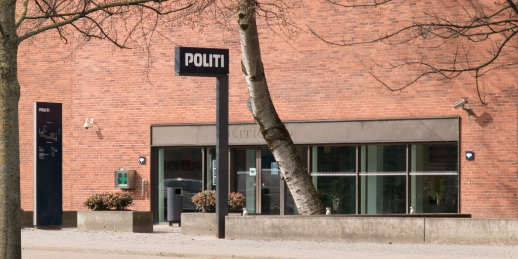 Medarbejder stod uden for baren: Da han hørte en rude blive knust, blev han nattens helt