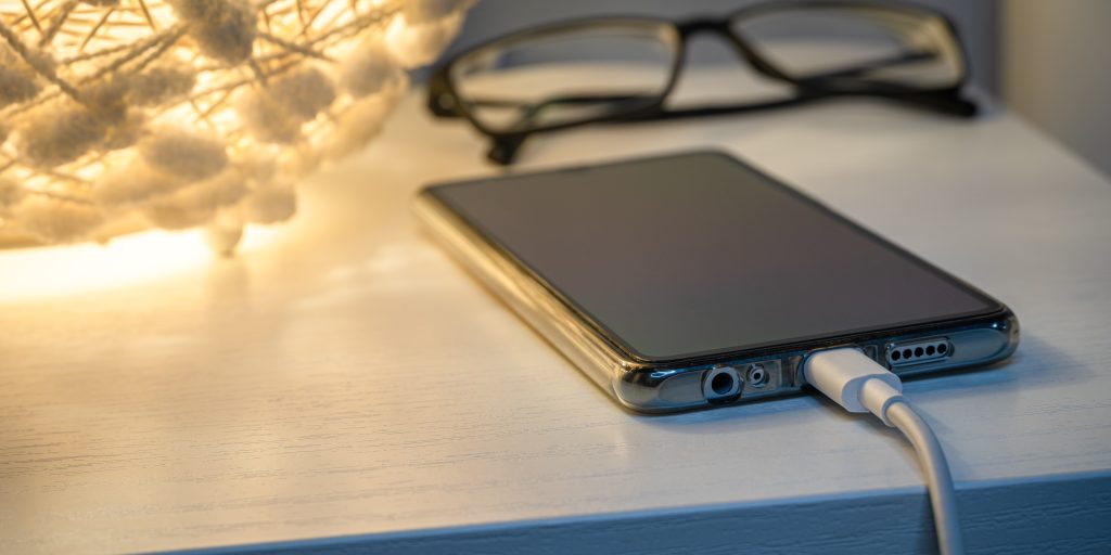 Brandmand giver 3 gode grunde: Derfor skal du ikke lade mobilen op, imens du sover