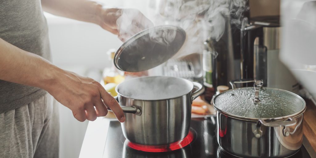 Bruger du den rigtigt? 5 tips til emhætten, når du laver mad