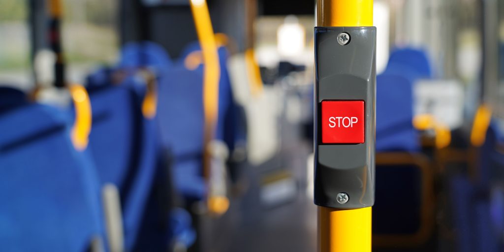 Derfor kører busserne rundt med flag i dag