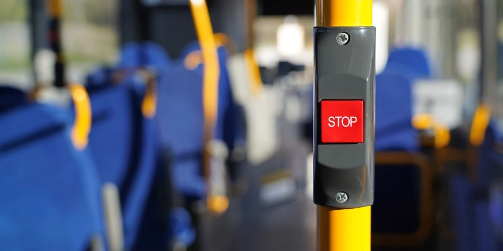 Derfor kører busserne rundt med flag i dag