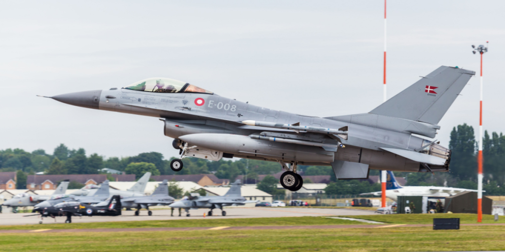2 F-16 brød lydmuren over Jylland – derfor blev de sendt på vingerne