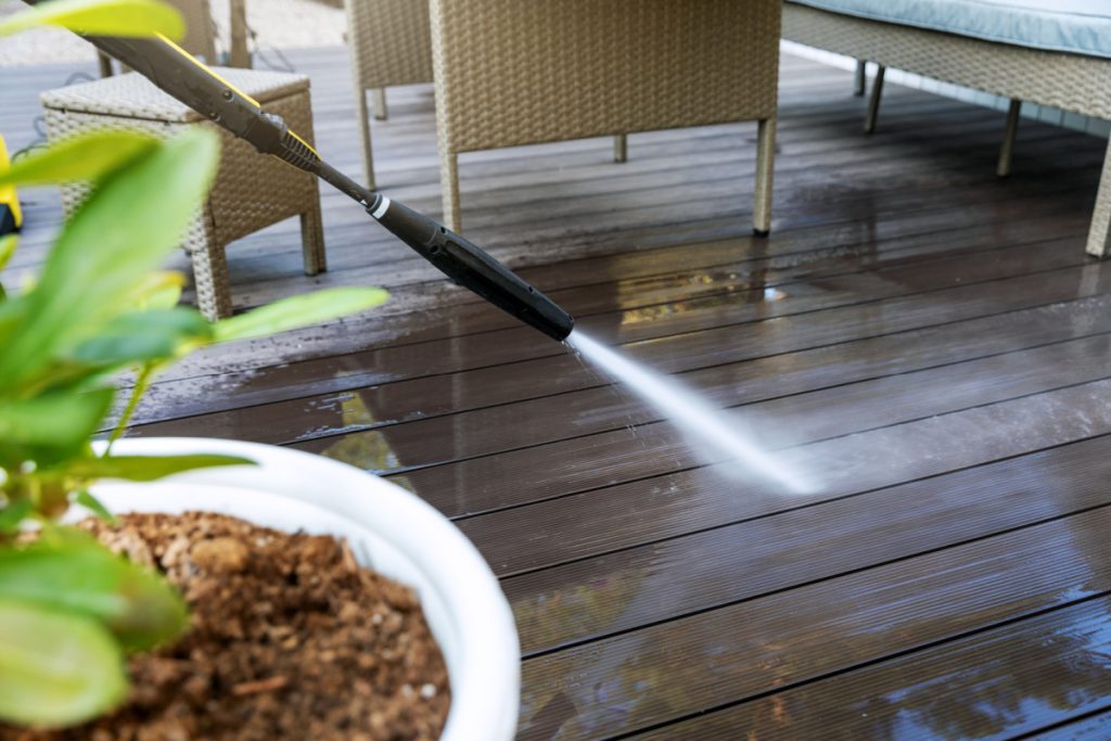 Genialt trick: Sådan får du de sorte pletter på terrassen til at forsvinde