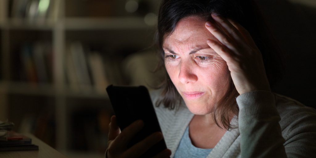Læge advarer: Disse 3 smartphone-vaner “ødelægger” din hjerne