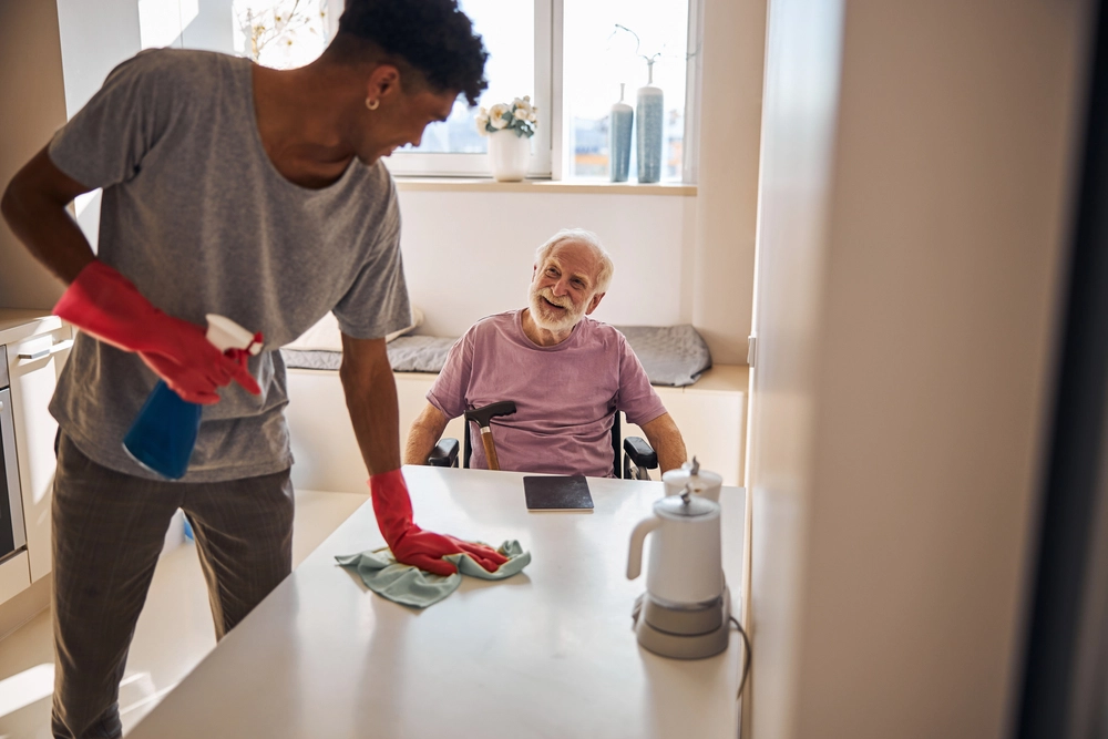 Pensionister får kun gjort rent hver 3. uge, mens kommunal direktør scorer 1.8 millioner kroner om året