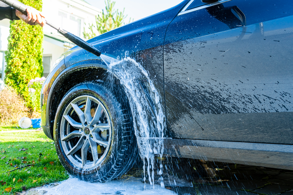 Drop spand og vand ved bilen: Sådan vasker du den bedst