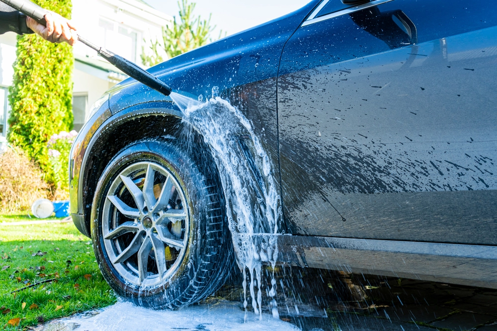 Drop spand og vand ved bilen: Sådan vasker du den bedst