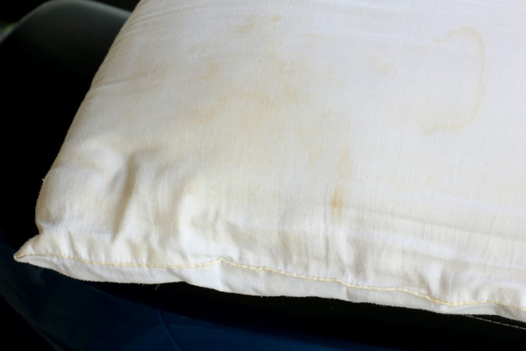 Gule pletter på puden? Sådan slipper du let, hurtigt og billigt af med dem