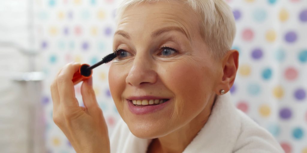 Få huden til at se yngre ud med brug af make up