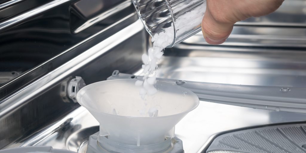 Dette afgør, om du skal bruge salt og afspændingsmiddel i opvaskeren