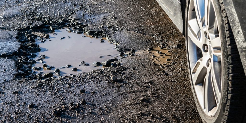 Hvis bilen bliver skadet af et hul i vejen: Sådan kan du måske få erstatning