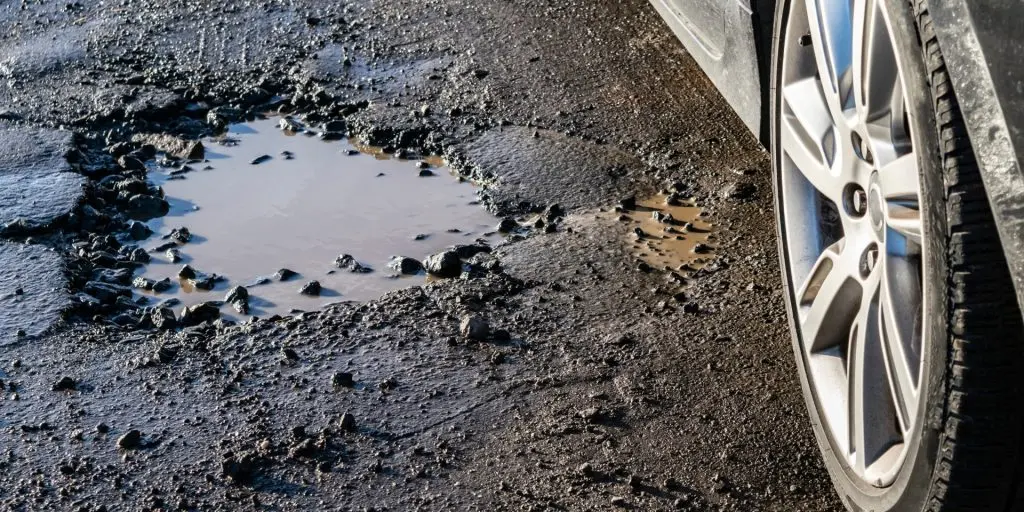 Hvis bilen bliver skadet af et hul i vejen: Sådan kan du måske få erstatning