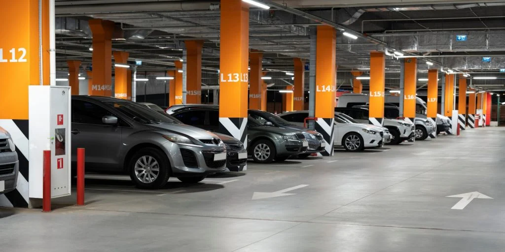 500.000 kroner for en parkeringsplads – rift om pladserne i disse danske byer