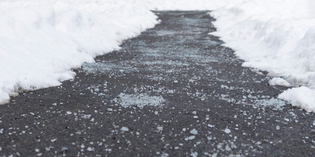 Derfor skal du bruge grus i stedet for salt, når frosten vender tilbage