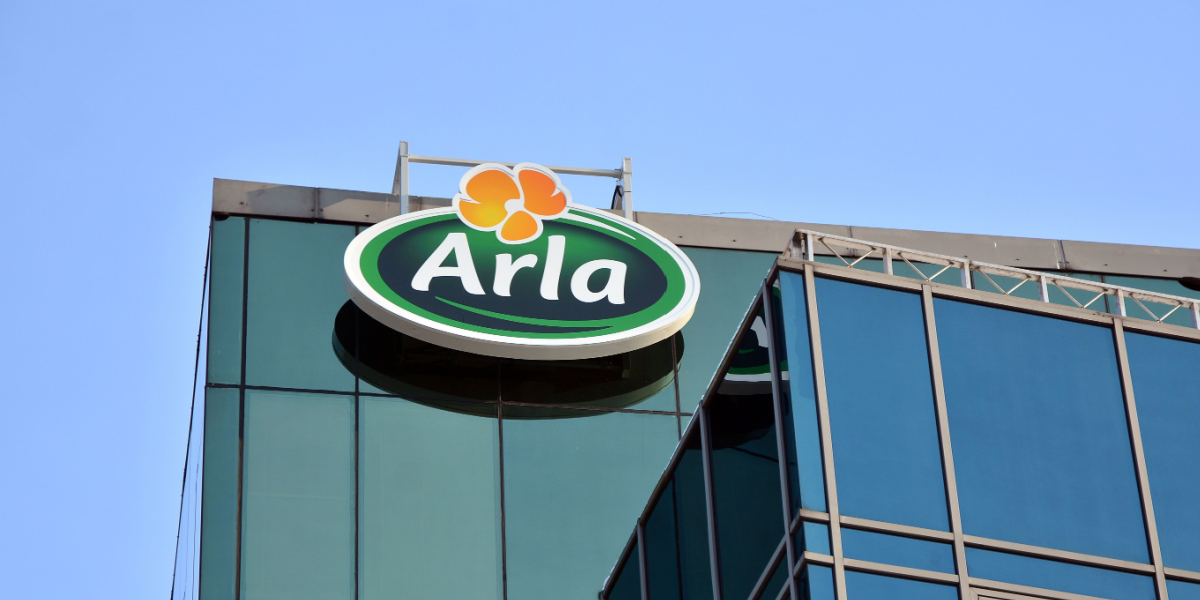 Opfordrer til boykot af Arla: Derfor hælder forbrugerne mælk ud i litervis
