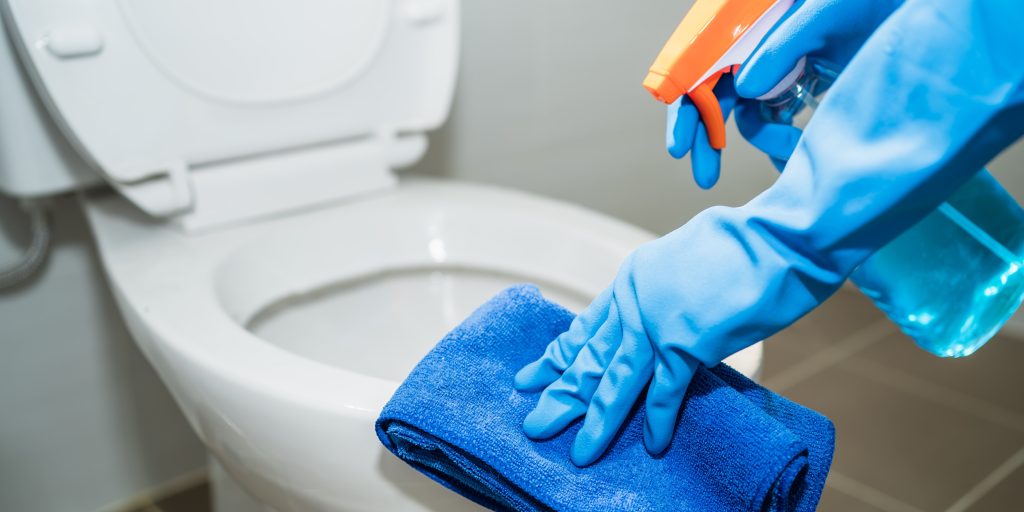 Rengøringsassistent: Disse 3 rengøringsvaner til toilettet får min mave til at vende sig