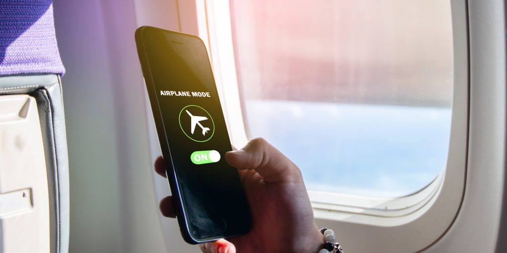 Her er hvad der egentlig sker, hvis du ikke sætter din telefon på flytilstand i flyet