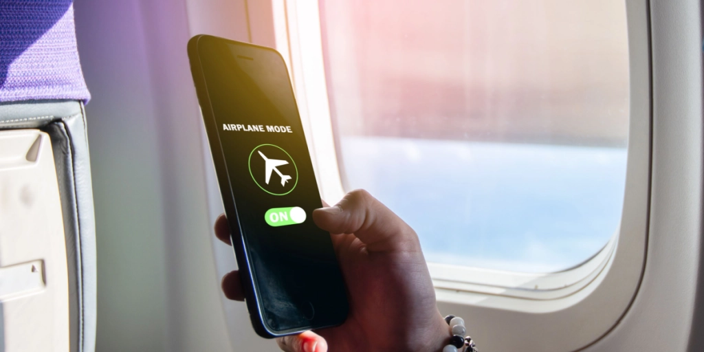 Her er hvad der egentlig sker, hvis du ikke sætter din telefon på flytilstand i flyet