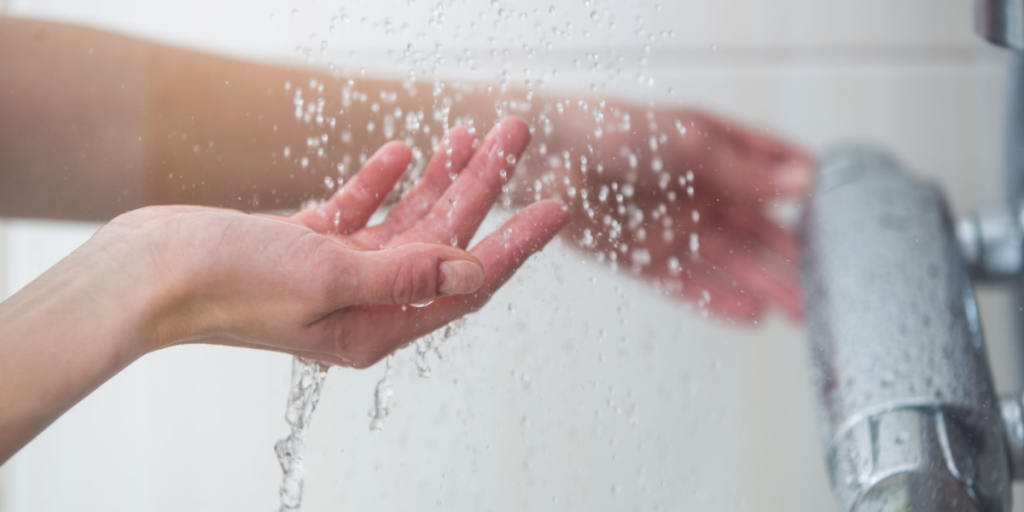 Derfor bør du ikke tisse i badet ifølge læge