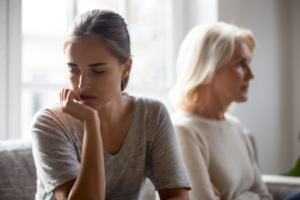 “Stedmor kræver, jeg lader hende navngive mit barn: Nu har hun vendt familien imod mig”