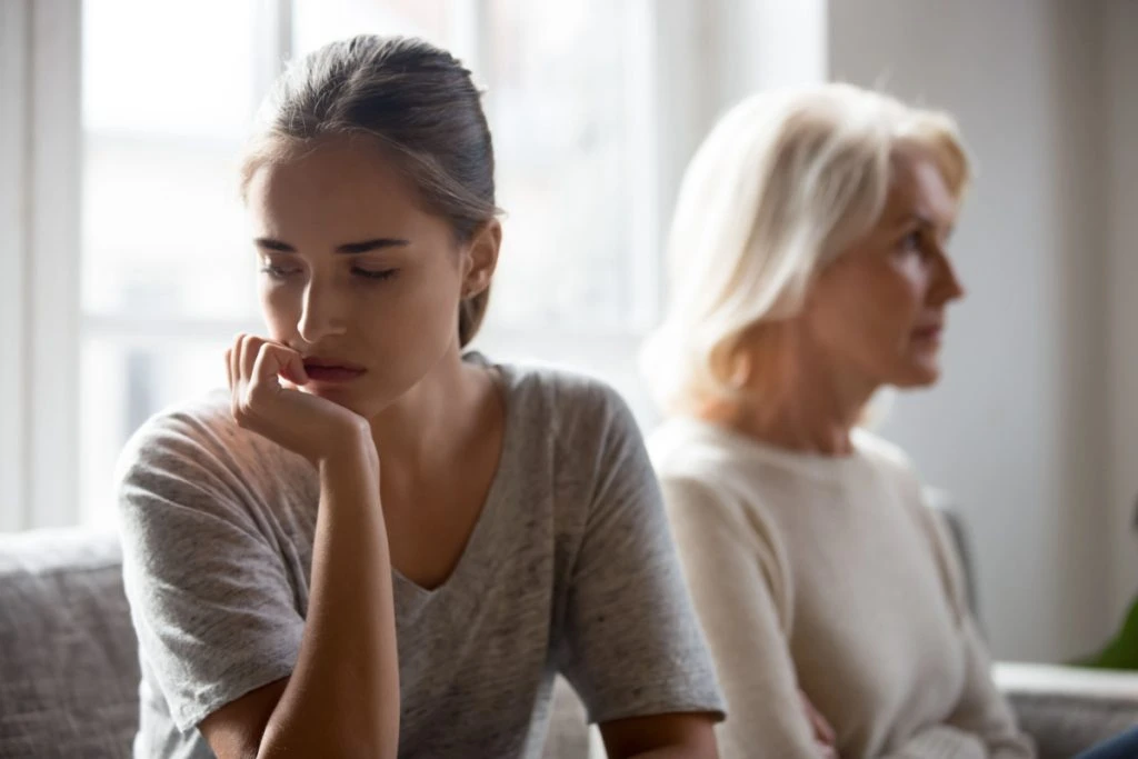 “Stedmor kræver, jeg lader hende navngive mit barn: Nu har hun vendt familien imod mig”