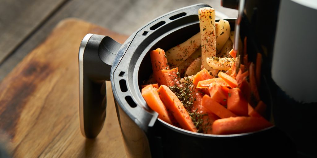 Lad være med at overfylde den og 4 andre tips til at komme godt i gang med at bruge en airfryer