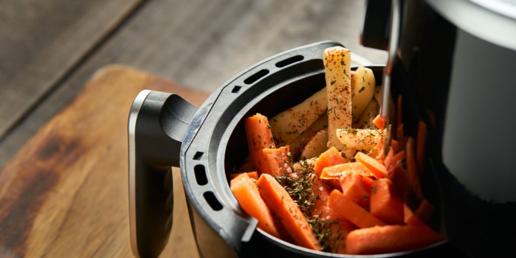 Bruger du airfryer til jul? Så få det simple trick, der giver den en let, men dybdegående, rensning
