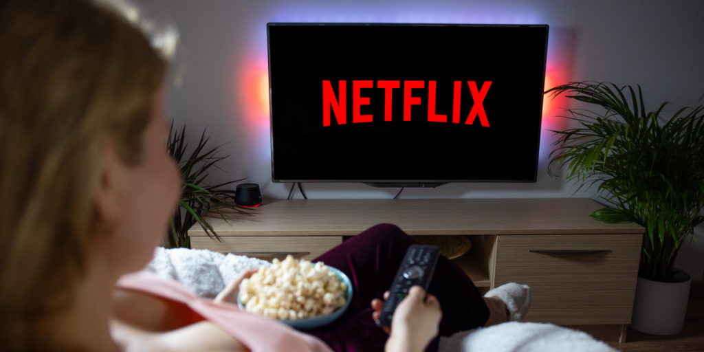 Netflix sænker prisen – og indfører reklamer