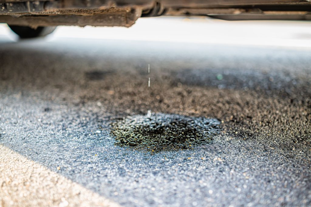 Det betyder det, når der drypper vand fra bilmotoren
