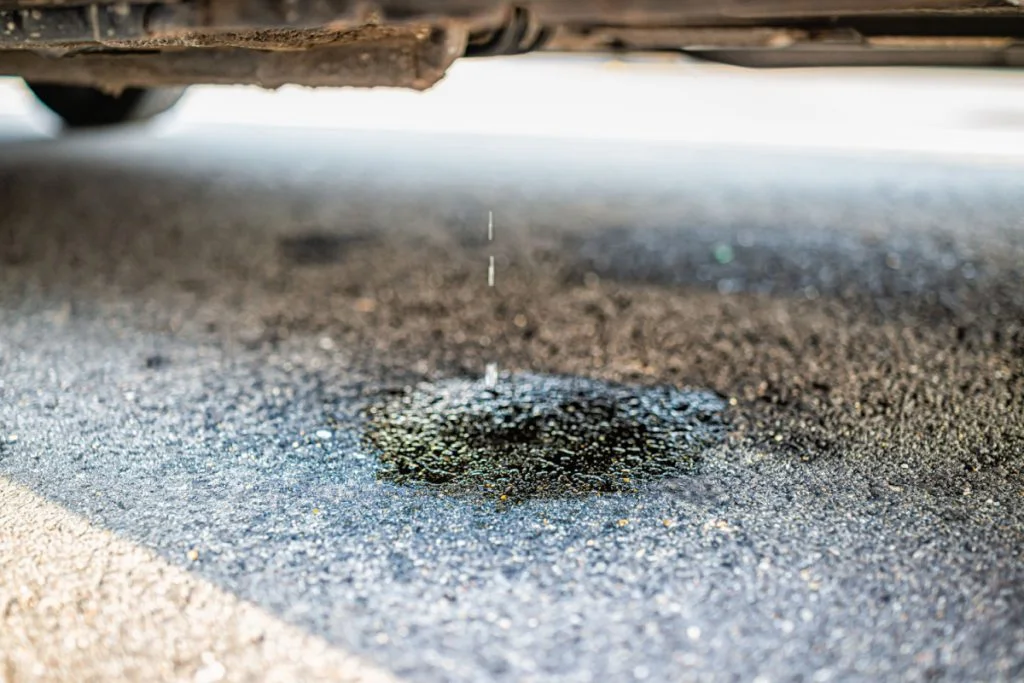 Det betyder det, når der drypper vand fra bilmotoren
