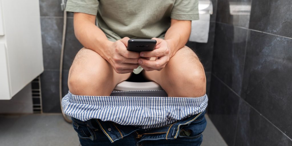 Lad den ligge i stuen: Derfor bør du aldrig tage din telefon med på toilettet