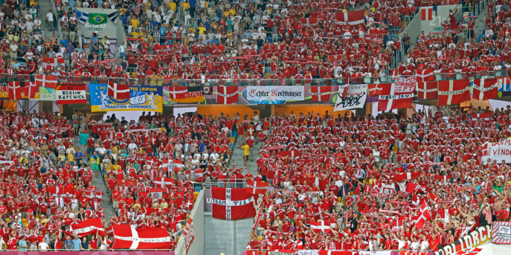 Vil sende regningen videre til de skyldige fans: DBU får bøde efter EM-kamp