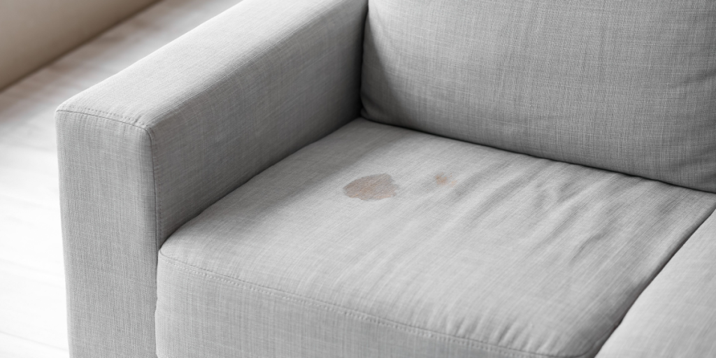En simpel guide til at fjerne chokoladepletter fra sofaen