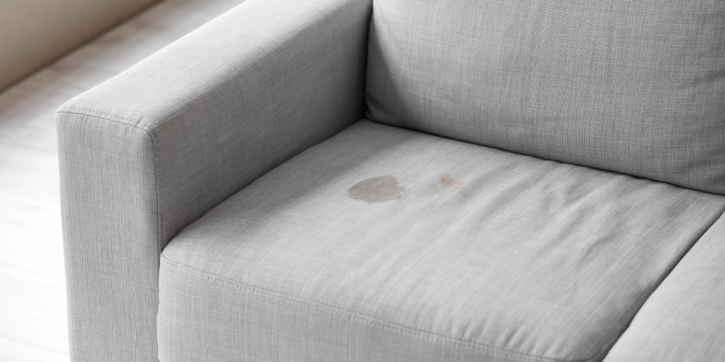 En simpel guide til at fjerne chokoladepletter fra sofaen