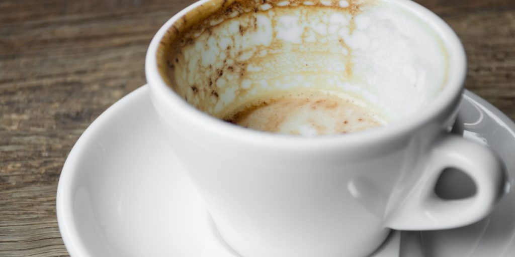 Fjerner dem på blot 10 minutter: Dette er de indgroede kaffe- og tepletters fjende nr. 1