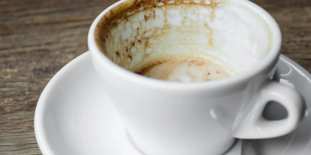 Fjerner dem på blot 10 minutter: Dette er de indgroede kaffe- og tepletters fjende nr. 1