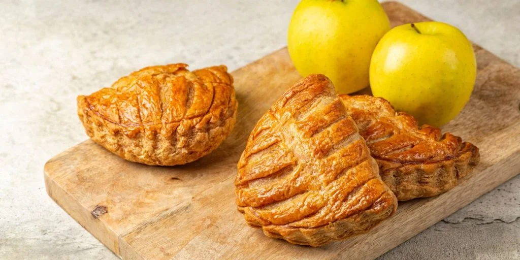 Æbletasker med butterdej: Enkel opskrift med frugtagtig og cremet fyld