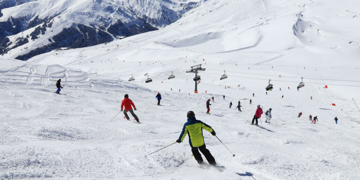 Her er de typiske skader på skiferien – og løsningen til at forebygge dem