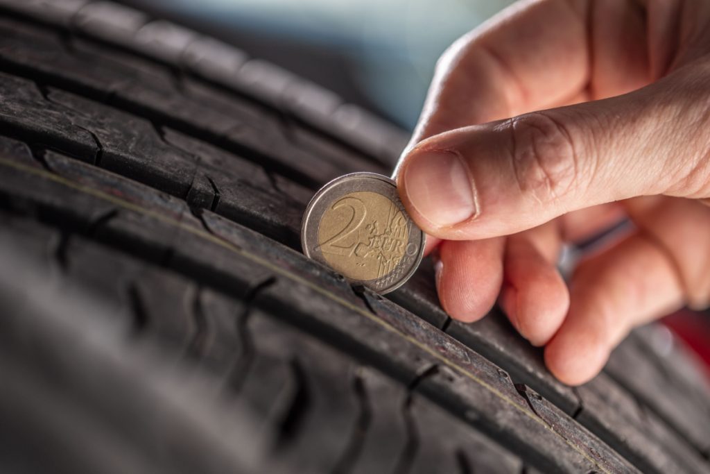 Slip for bøde på flere 1000 kroner med simpel metode til tjek af dækfejl