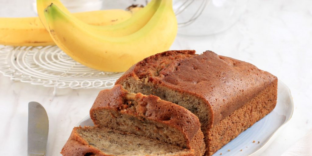 Fem nemme trin: Saftig banankage med mandel, chokolade og kanel