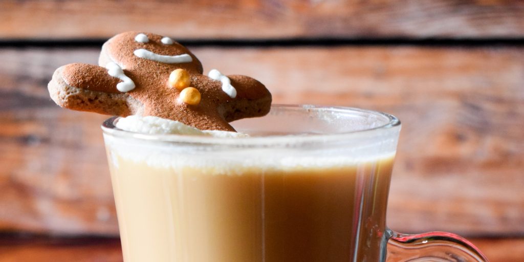 Julestemning i et glas: Sådan laver du en lækker honningkage-latte