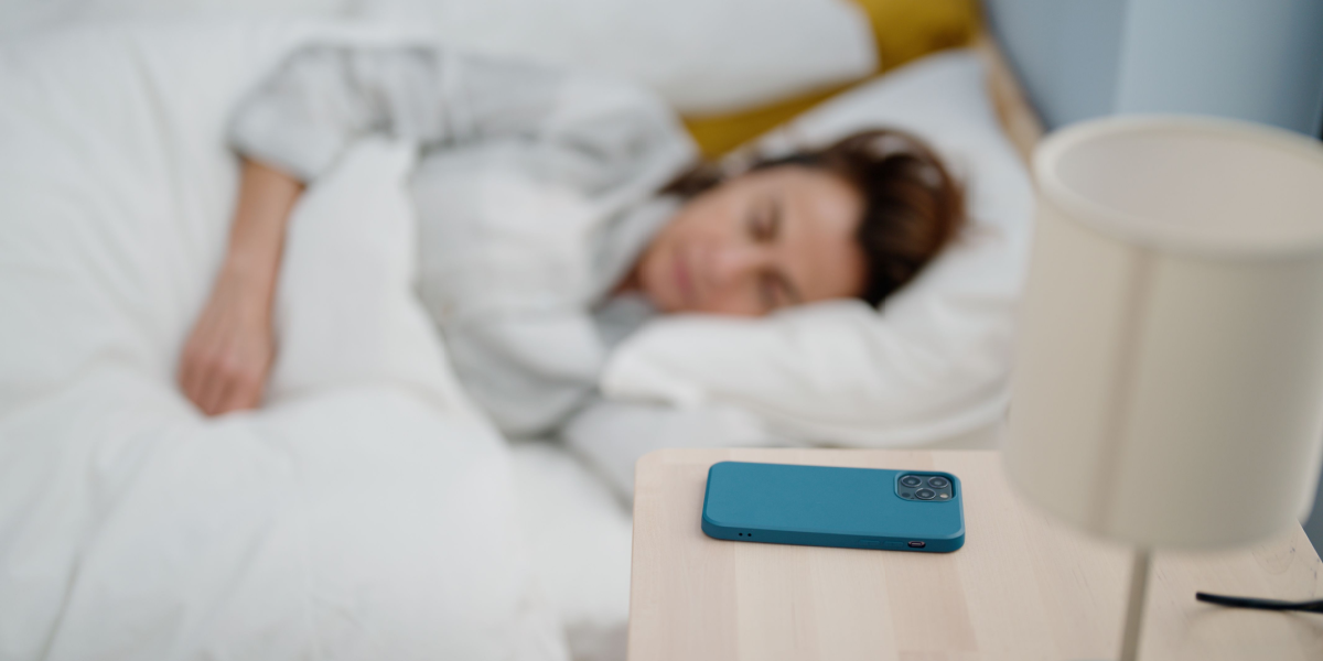 Læge med opfordring: Hvis du sover med telefonen ved siden af dig, bør du gøre en af to ting