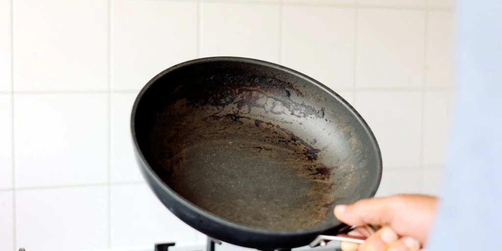 Sådan får du gryder og pander til at skinne, som var de nye