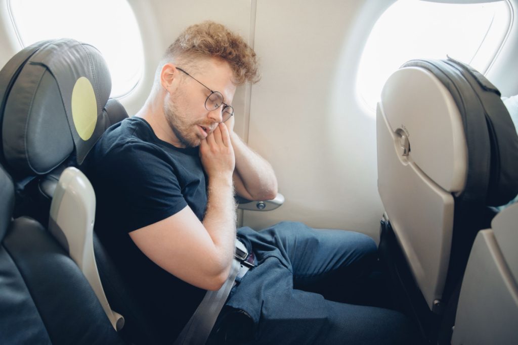 “Du forpester mit barn!” Mor raser over mands soveposition på fly